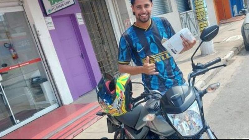 Henrique tirou uma foto todo feliz em frente à concessionária quando foi buscar a moto nova Internautas choram tragédia e morte em tentativa de assalto Jovem fazendo pose ao lado da moto e em frente a loja - Reprodução Facebook