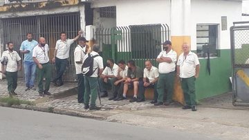 Empresa afirma que o atraso ocorre por conta de uma crise financeira, principalmente pelo não reajuste da tarifa e o aumento do diesel Motoristas de ônibus de São Vicente entram em greve nesta segunda-feira (10) Motoristas parados em frente a empresa que a - Reprodução Facebook
