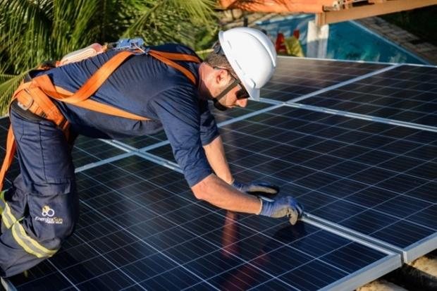 Profissional instalando painel solar - Foto: Bruno dos Santos