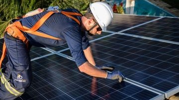Profissional instalando painel solar - Foto: Bruno dos Santos