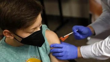 Cronograma de vacinação ainda não foi divulgado pelas autoridades Anvisa autoriza uso da vacina Pfizer para crianças a partir dos 5 anos Criança tomando vacina - Divulgação