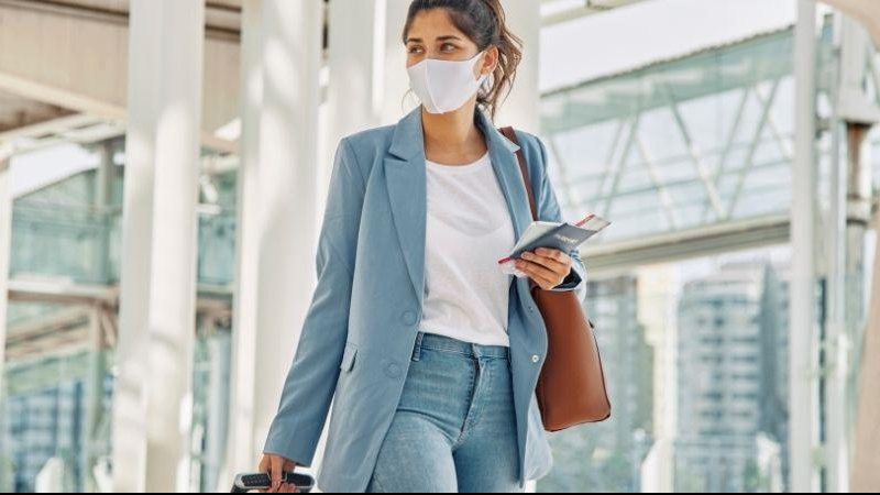 Passará a ser obrigatório apresentar comprovante de vacina e tete negativo para Covid-19 Governo federal torna obrigatório passaporte da vacina para entrar no Brasil Mulher chegando no aeroporto com uma mala na mão e documento na outra - Divulgação/Freepik