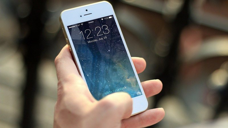 Menor foi passar o Réveillon na casa de parentes em Praia Grande e resolveu praticar o delito Adolescente furta celular na orla de Praia Grande e é contido por populares Mão segurando um smartphone - Imagem ilustrativa/Pixabay