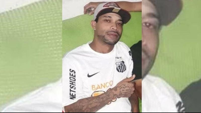 Homem tem 40 anos e desapareceu no último dia (19) de dezembro Morador de São Vicente desaparecido Homem fazendo joinha com a mão e com a camiseta do Santos Futebol Clube - Arquivo Pessoal