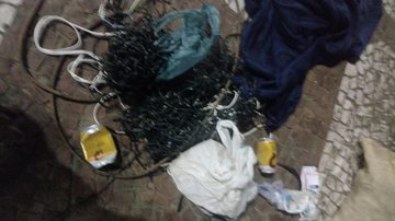 Ação evitou o furto de cerca de 10 metros de fios e cabos elétricos das iluminações pública e natalina Vandalismo: gatuno é flagrado roubando iluminação de natal na orla de Santos - Divulgação PMS