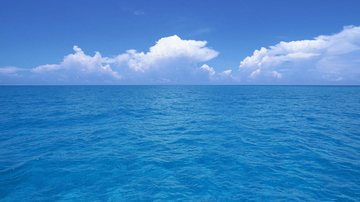 Notícias - 12.2021 / 07.04.2022 Mar azul com céu com nuvens - Copyright: WPFlare
