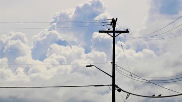 Funcionários da companhia de energia também foram alvo de xingamentos Homem depreda carro da CPFL ao ver que teria energia elétrica cortada em PG Poste de energia elétrica com fios e céu de dia com nuvens ao fundo. - Imagem ilustrativa/Pixabay