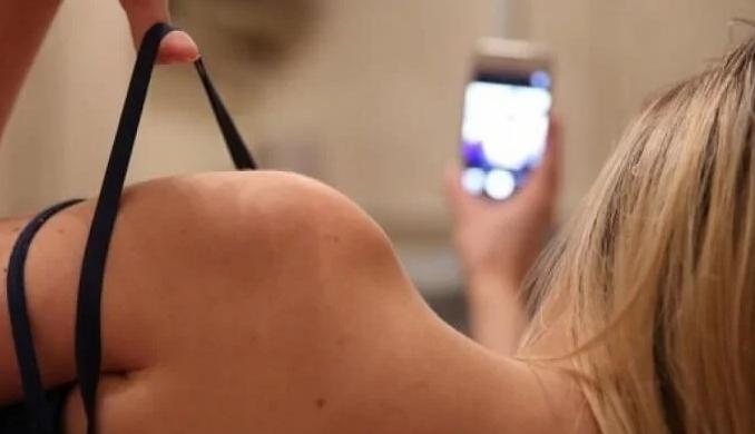 Vítima ressalta que não tem foto íntima em suas redes sociais e nem sabe como eles tiveram acesso Foto íntima Mulher loira tirando uma selfie de lingerie - Divulgação
