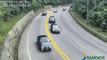 Motoristas enfrentam lentidão na manhã deste sábado (22) Rodovia dos Tamoios carros na estrada - Reprodução/Twitter