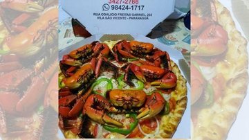 Pizzaria de Paranaguá usou os caranguejos inteiros para a montagem da pizza Pizza de caranguejo mostra que brasileiro desconhece limites na gastronomia Pizza com caranguejos inteiros como cobertura - Reprodução/Facebook