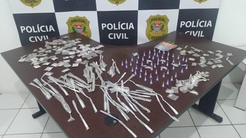 Policiais civis continuaram a perseguição e conseguiram detê-lo Tráfico de drogas Mongaguá Drogas e dinheiro apreendido com o homem - Divulgação/Polícia Civil