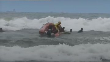 Dupla se afoga ao tentar salvar banhistas em praia de Guarujá - Reprodução GBmar