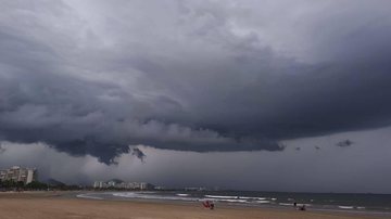 Confira previsão do tempo para semana no litoral de SP Chuva no litoral de São Paulo - Reprodução
