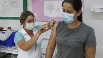 Vacinação contra covid-19 Vacinação Guarujá Mulher recebendo a vacina - Divulgação/Prefeitura de Guarujá