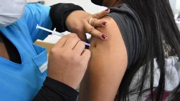 Vacinação contra covid-19 em Praia Grande Vacinação contra covid Praia Grande Enfermeira aplicando a vacina no braço de uma mulher - Divulgação/Prefeitura de Praia Grande