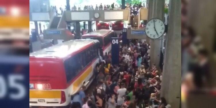 Terminal Jabaquara completamente lotado as 4h58 desta sexta-feira (31) Terminal Jabaquara ultimo dia de 2021 - Reprodução