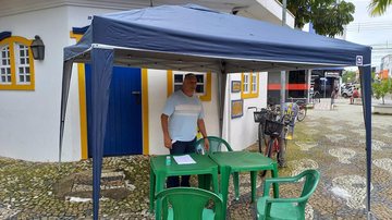 Tenda montada pelo vice-prefeito de Ubatuba, Márcio Maciel, para atendimento à população fica no calçadão do centro do município Vice-prefeito de Ubatuba atende população em tenda montada na calçada Vice-prefeito de Ubatuba embaixo de tenda montada no calç - Reprodução/Facebook Marcinho Vice-Prefeito Ubatuba