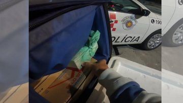 Thiago pediu aos policiais autorização para postar o vídeo em seu canal do Youtube, da qual foi aceita Pizza aos policiais Motoboy com a bolsa aberta para dar pizza aos policiais - Reprodução