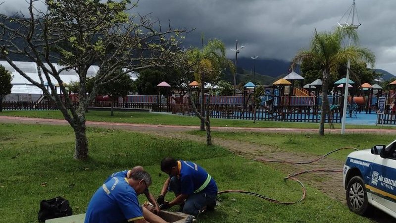 Equipe da prefeitura realiza manutenção no local do roubo Ladrões roubam fios de cobre na rua da praia em São Sebastião (SP) - Foto: PMSS
