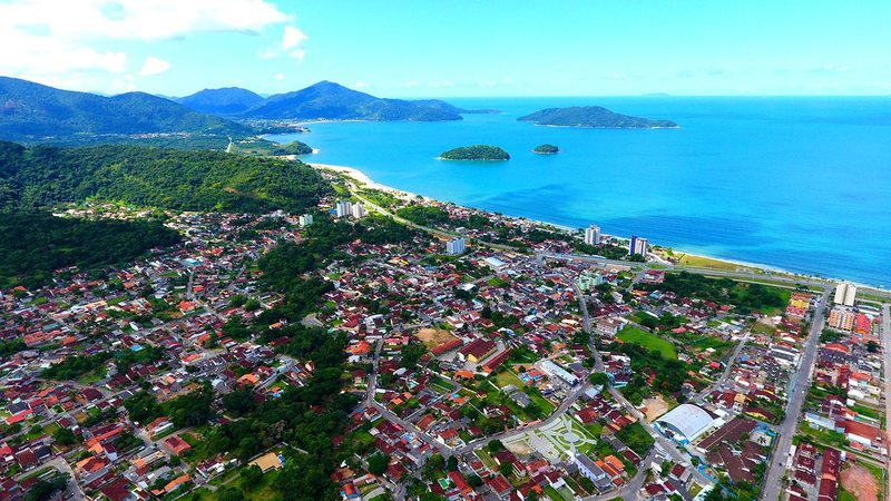 Crime ocorreu no bairro Massaguaçú, em Caraguá Homem suspeito de assassinar mulher brutamente é preso em Caraguatatuba (SP) imagem aerea do bairro massaguacu - Foto: PMC