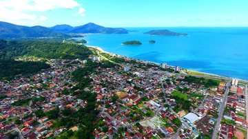 Crime ocorreu no bairro Massaguaçú, em Caraguá Homem suspeito de assassinar mulher brutamente é preso em Caraguatatuba (SP) imagem aerea do bairro massaguacu - Foto: PMC