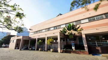 Criança foi levada ao Hospital das Clínicas Luzia de Pinho Melo, no bairro Vila Mogilar, onde foi internada, mas não resistiu e faleceu Bebê de seis meses tem mal súbito enquanto dormia Fachada do hospital que a criança foi internada - Divulgação