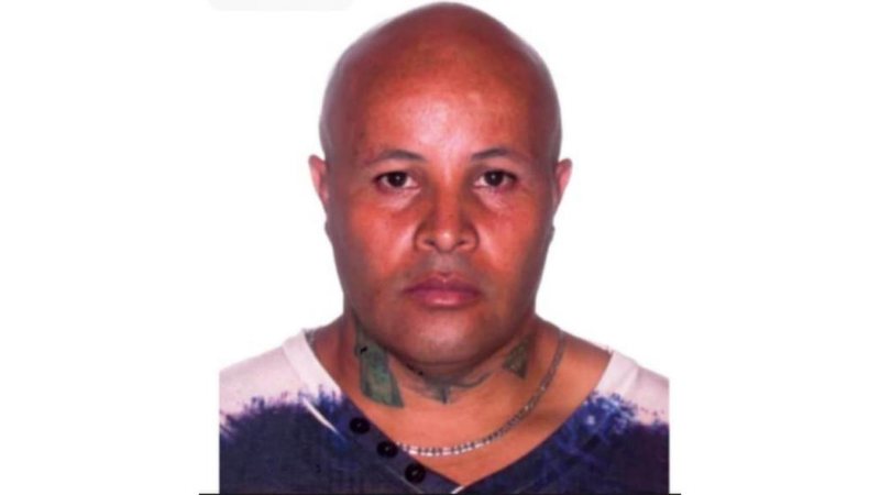 Denúncias sobre o caso podem ser feitas de forma anônima pelo telefone 181 Suspeito de matar jovem no Guarujá Homem careca, com três tatuagens no pescoço - Divulgação/Polícia Civil