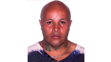 Denúncias sobre o caso podem ser feitas de forma anônima pelo telefone 181 Suspeito de matar jovem no Guarujá Homem careca, com três tatuagens no pescoço - Divulgação/Polícia Civil
