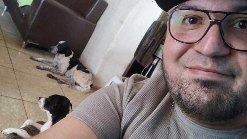 Depois de toda novela, os cachorros vivem bem e permanecem com a família Meme: Família é enganada ao resgatar vira-lata no lugar de cão desaparecido Foto do José ao lado dos cachorros - Reprodução