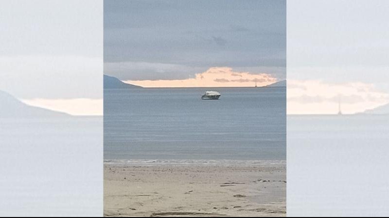 Nuvem em formato de navio fantasma pode ser avistada da praia da Enseada, em Ubatuba, na tarde da última sexta-feira (14) “Navio fantasma” chama a atenção no Litoral Norte Mar com nuvem em formato de navio no horizonte - Rerpodução/Grupo Ubatuba Oficial Facebook