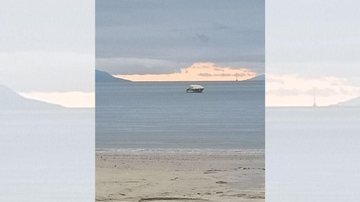 Nuvem em formato de navio fantasma pode ser avistada da praia da Enseada, em Ubatuba, na tarde da última sexta-feira (14) “Navio fantasma” chama a atenção no Litoral Norte Mar com nuvem em formato de navio no horizonte - Rerpodução/Grupo Ubatuba Oficial Facebook