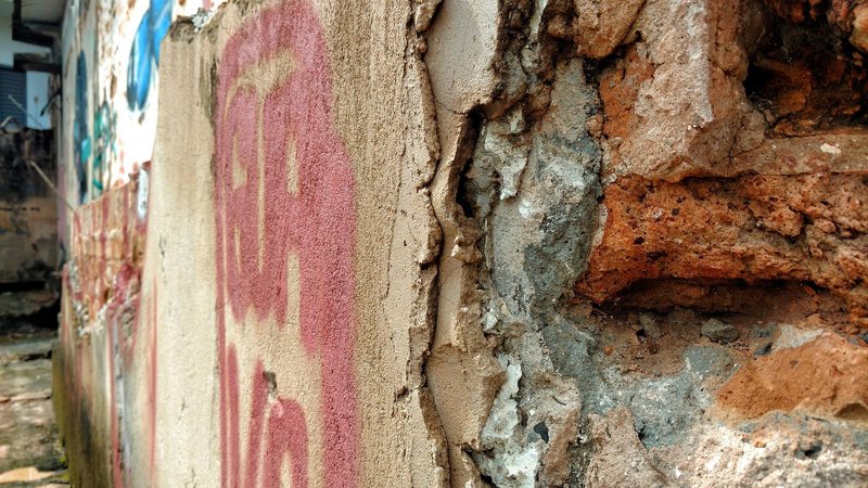 Imóvel foi encontrado arrombado e os quartos revirados e pichados Mulher encontra casa de veraneio vandalizada em Praia Grande Parede pichada - Imagem ilustrativa / Pixabay