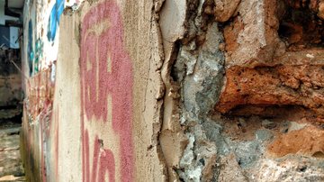 Imóvel foi encontrado arrombado e os quartos revirados e pichados Mulher encontra casa de veraneio vandalizada em Praia Grande Parede pichada - Imagem ilustrativa / Pixabay