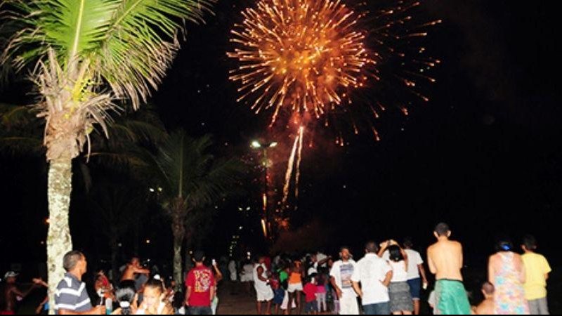 Show pirotécnico acontecerá nós bairros Real, Tupi, Caiçara e Forte, e pode ser visto em toda praia Praia Grande mantém queima de fogos em quatro pontos da cidade Foto de pessoas na praia assinado a queima de fogos - Divulgação