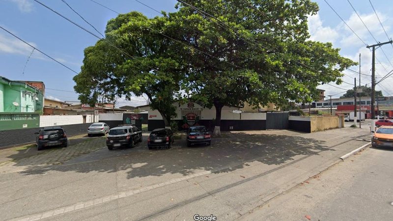 2º DP de Guarujá vai investigar o caso CAPA - Ex-pm é assassinado a tiros em Guarujá; um dos suspeitos é morto em perseguição policial Fachada de delegacia com árvore e carros estacionados na frente - Imagem: Reprodução / Google Street View