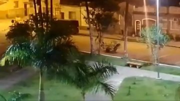 Furto aconteceu na Praça Bernardino de Campo, em São Vicente Carroceiro coloca moto na carroça e foge; assista Imagem da praça com o carroceiro empurrando a carroça com a moto dentro - Reprodução Facebook