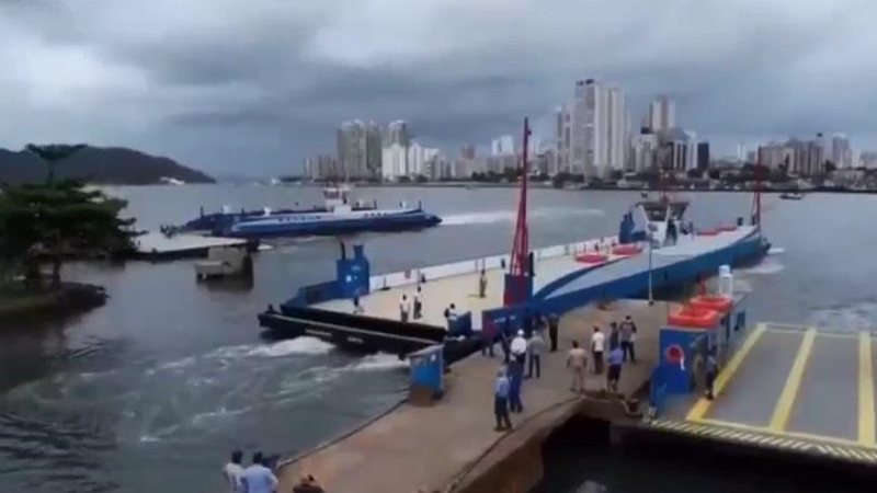 Entrega da embarcação foi adiantada para reforçar a operação Verão 2022 Governo Estadual entrega balsa reformada  nesta quinta (23) Imagem aérea da balsa no canal de Guarujá - Reprodução Instagram