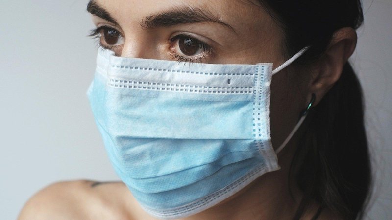 A medida visa minimizar o impacto tanto da Covid-19 e suas variantes quanto do vírus Influenza, causador da gripe Obrigatoriedade do uso da máscara vai até 31 de janeiro em SP Mulher com máscara de proteção descartável no rosto - Pixabay