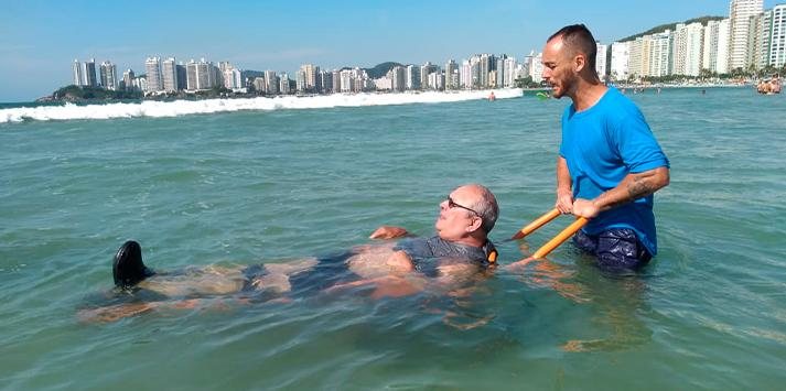 A praia, antes um lugar inacessível para essas pessoas, se torna mais uma opção de lazer e qualidade de vida para elas cadeira anfíbia litoral de sp - Divulgação PMG