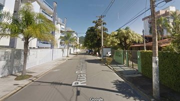 Rua Robillard de Marigny, no bairro Itaguá, em Ubatuba, local do acidente Carro capota no bairro Itaguá em Ubatuba (SP) e deixa um ferido Rua Robillard de Marigny, no bairro Itaguá - Foto: Google Imagens