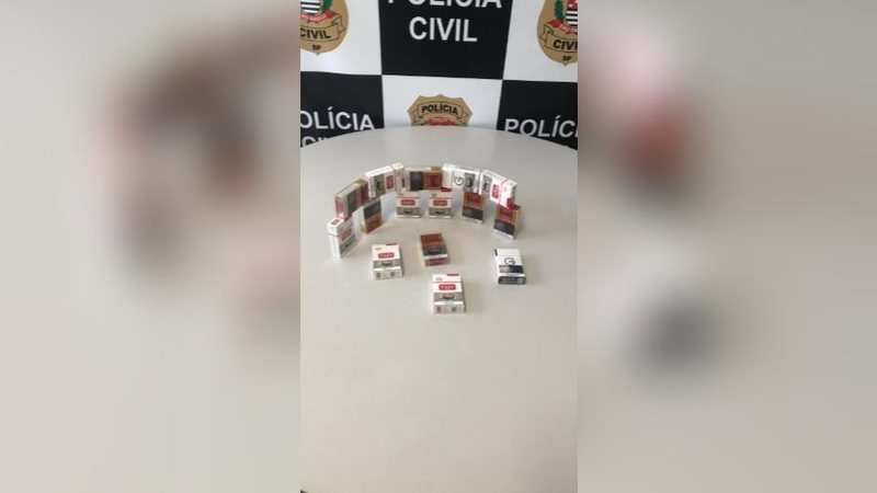 Cigarros apreendidos na adega Adega clandestina São Vicente Cigarro apreendidos - Divulgação/Polícia Civil