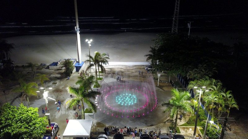 Local terá total interação com visitantes tanto com a iluminação quanto com os jatos d’água Guarujá inaugura mais um ponto turístico Foto aérea da fonte iluminada - Divulgação