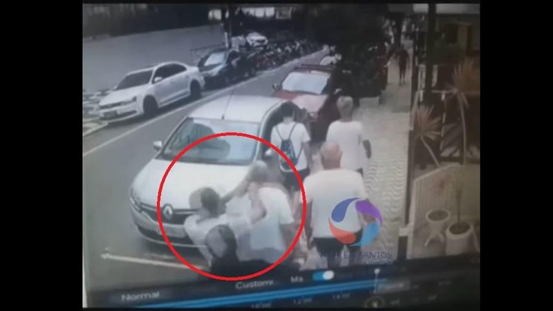 Momento em que jovem contraventor agarra o pescoço do idoso por trás Furto em rua de Santos Frame de vídeo: jovem agarrando pescoço de idoso - Imagem: Reprodução / Viver em Santos @Facebook