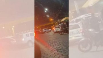 Um dos criminosos  fugiu e ainda não foi localizado Ladrão foi parar na UTI após tentar assaltar um Policial Militar Rua bloqueada com fita zebrada e viaturas da PM - Reprodução Facebook