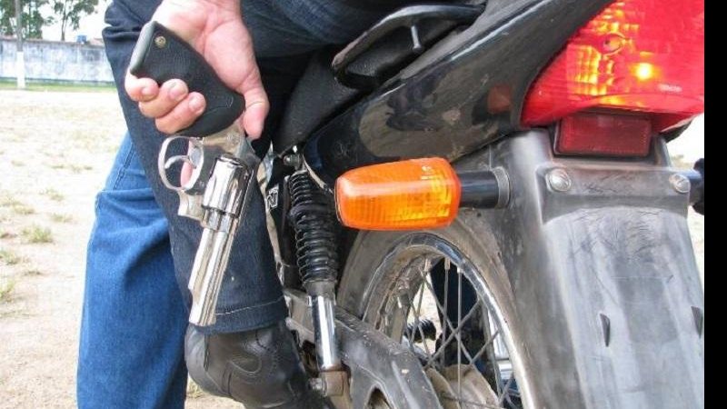 Crime aconteceu no bairro Samaritá, em São Vicente Homem armado Homem de moto com arma na mão - Imagem Ilustrativa