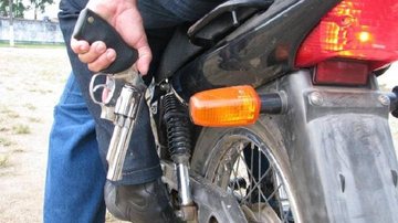 Crime aconteceu no bairro Samaritá, em São Vicente Homem armado Homem de moto com arma na mão - Imagem Ilustrativa