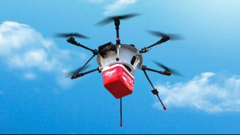 As entregas via drone poderão ser realizadas apenas em percursos de até 3 km e as cargas podem alcançar no máximo 2,5 kg Comida voando: Anac autoriza e Ifood vai ter delivery com o uso de drones Drone com embalagem do Ifood voando em céu azul - Ifood