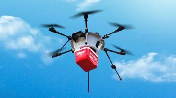 As entregas via drone poderão ser realizadas apenas em percursos de até 3 km e as cargas podem alcançar no máximo 2,5 kg Comida voando: Anac autoriza e Ifood vai ter delivery com o uso de drones Drone com embalagem do Ifood voando em céu azul - Ifood