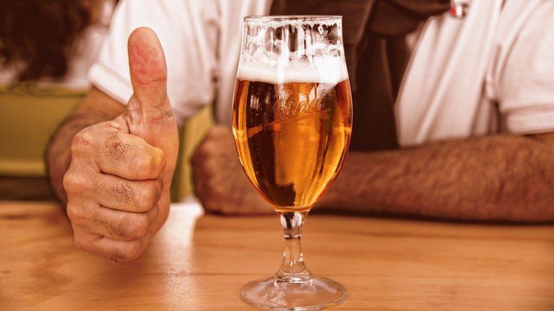 Entre os objetos furtados constavam diversas ferramentas e duas caixas de garrafas de cerveja Heineken, totalizando 18 garrafas Dupla invade casa e furta materiais de construção e garrafas de cerveja em PG Copo de cerveja em cima de mesa de madeira e mão d - Pixabay