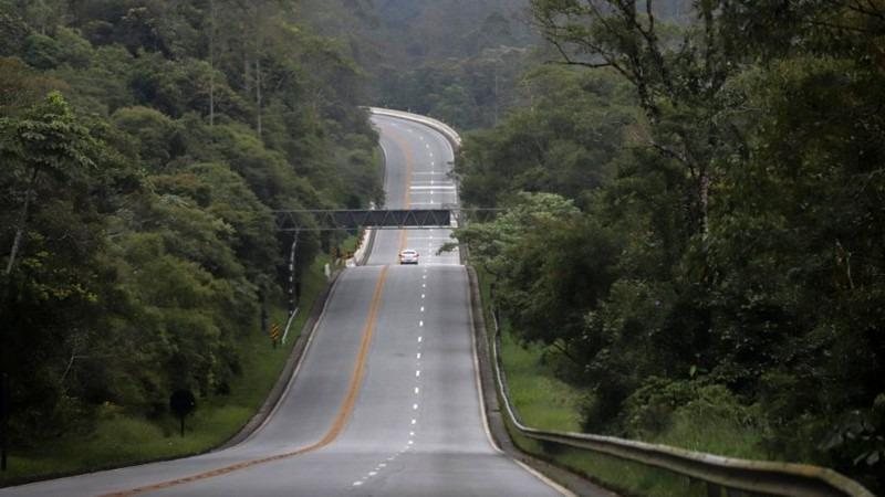 Edital que previa instalação de praça de pedágio em trecho de Bertioga da rodovia foi cancelado pelo governo estadual. CAPA - Governo de SP desiste de pedágio na Mogi-Bertioga Rodovia com mata dos dois lados - Imagem: Reprodução / Notícias de Mogi